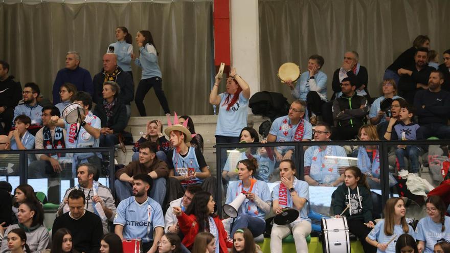 Aficionados célticos, en las gradas de Navia. | Alba Villar