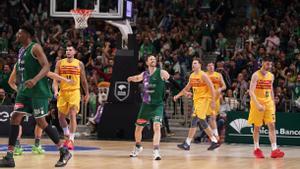 Kalinowoski celebra una canasta del Unicaja ante la cara de desesperación de los jugadores azulgranas