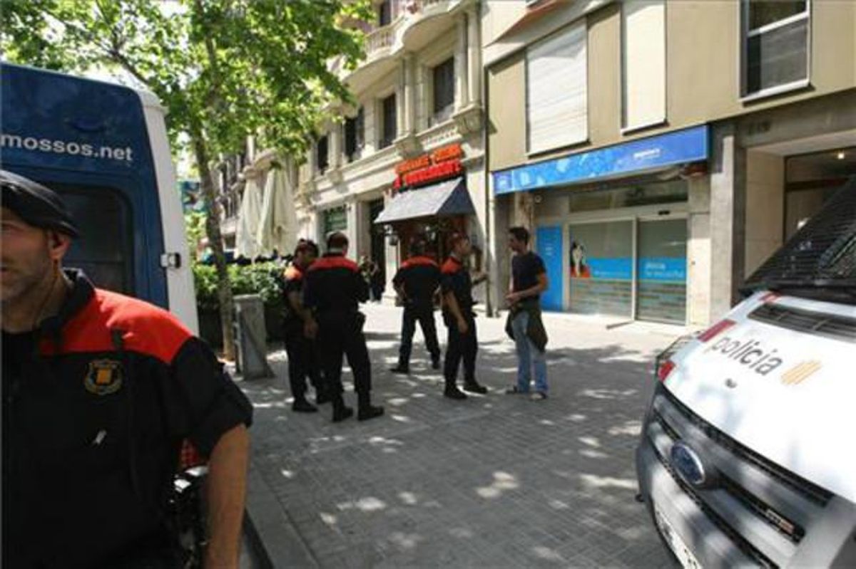Acció del 15-M contra la seu del PP, amb Mossos al carrer d’Urgell vigilant.