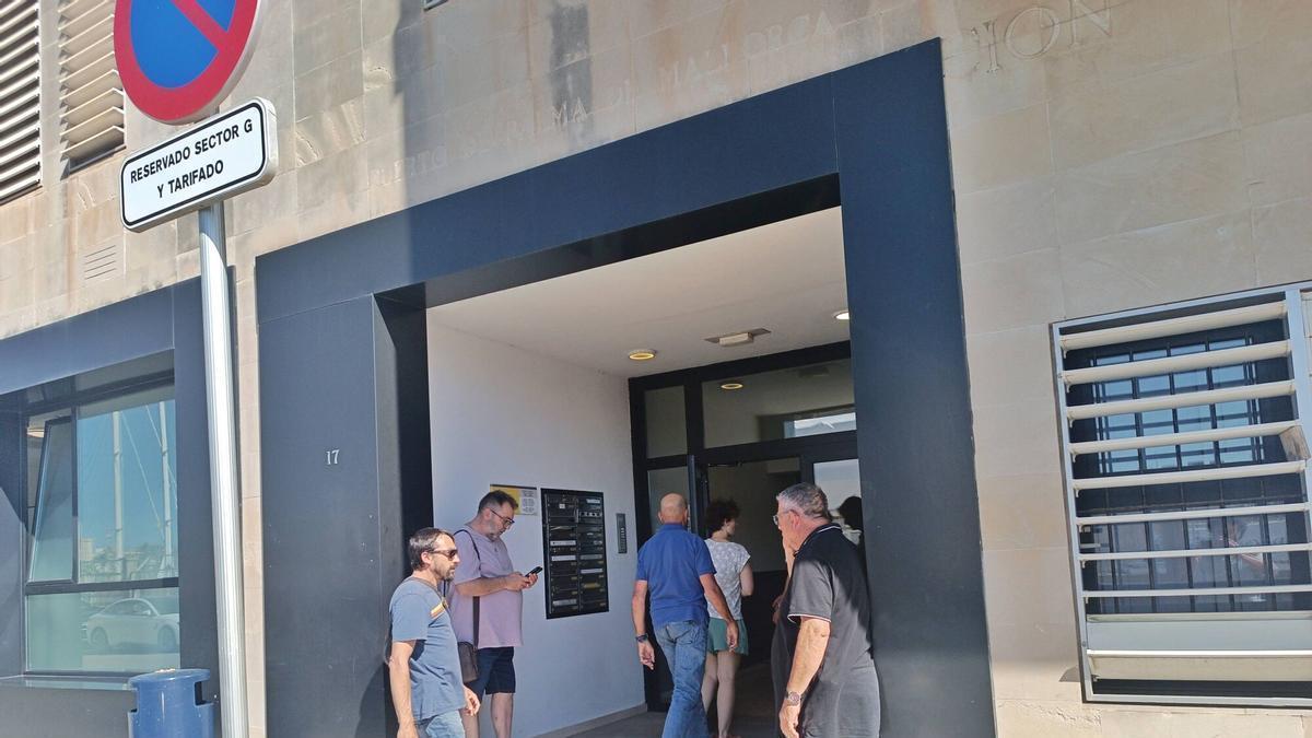 Socios del CN Portixol en Autoridad Portuaria de Baleares para votar.