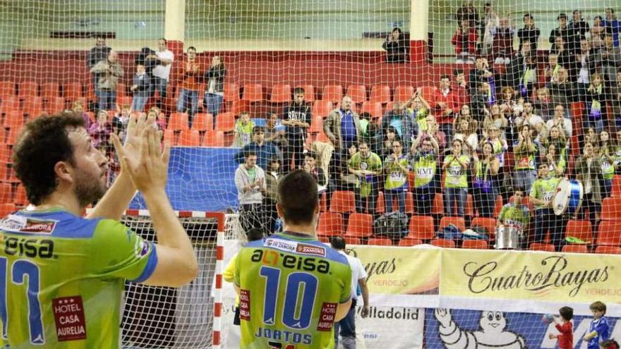 Iñaki y Jortos saludan al término del partido a varios de los zamoranos presentes ayer en Valladolid.