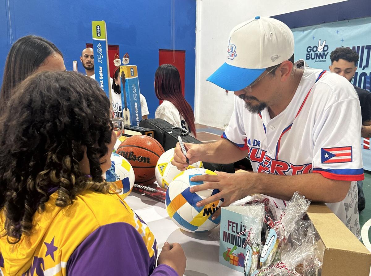 El cantante puertorriqueño Bad Bunny durante una entrega de regalos en el evento 'Bonita tradición', en el municipio de Aguas Buenas (Puerto Rico)