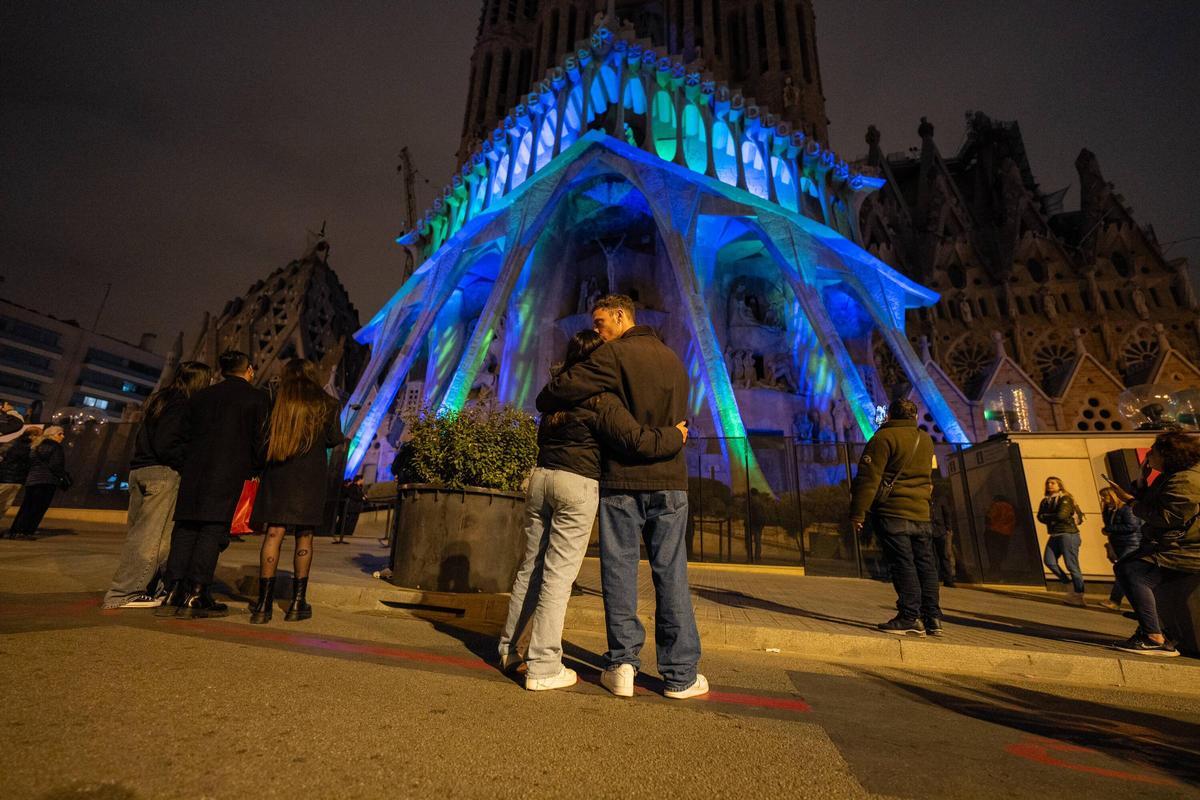 Iluminación de la Fachada de la Pasión de la Sagrada Familia con motivo de la Semana Santa