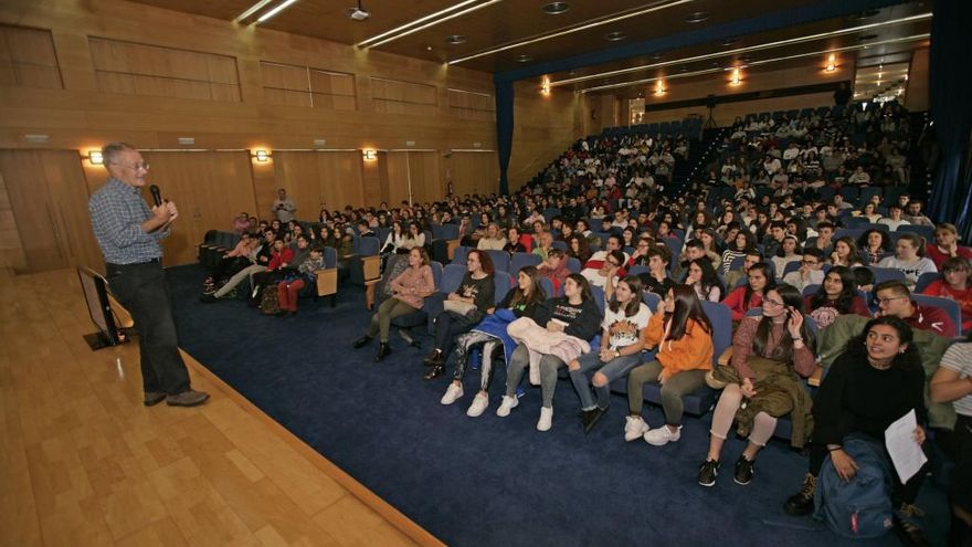 El genetista Ángel Carracedo, hablándoles de genética a los estudiantes de Secundaria de A Estrada. // Bernabé / Cris M.V.