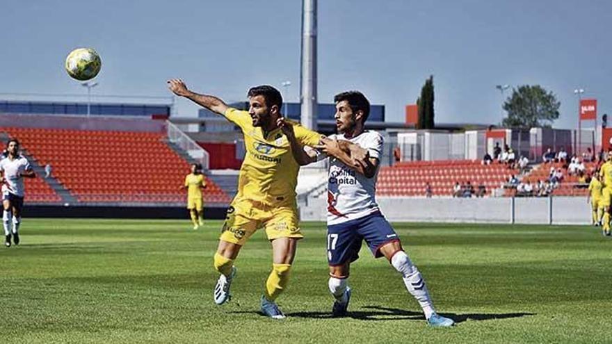 Luca Ferrone protege el balÃ³n ante David MartÃ­n.