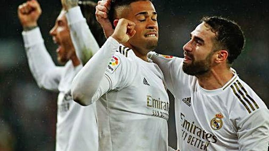 Mariano es felicitado por Carvajal tras anotar el segundo gol.