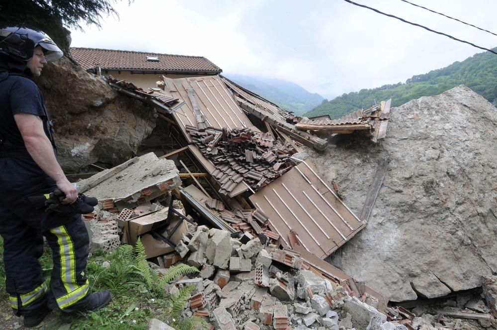 Un argayo obliga a desalojar un pueblo en Lena