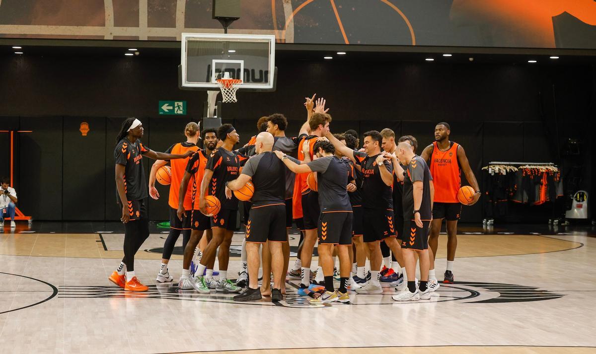 Los jugadores del Valencia Basket, en el primer entrenamiento en el Roig Arena.