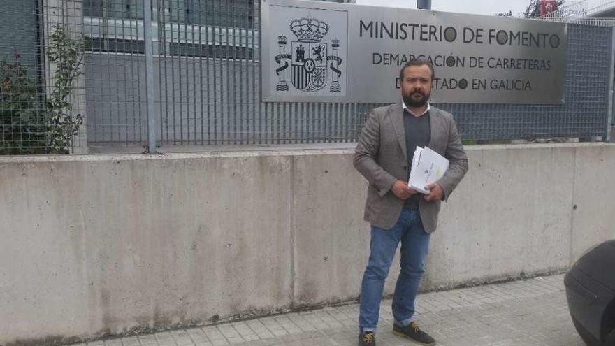 El alcalde acudió ayer a la reunión con el jefe de Carreteras del Estado en Galicia.