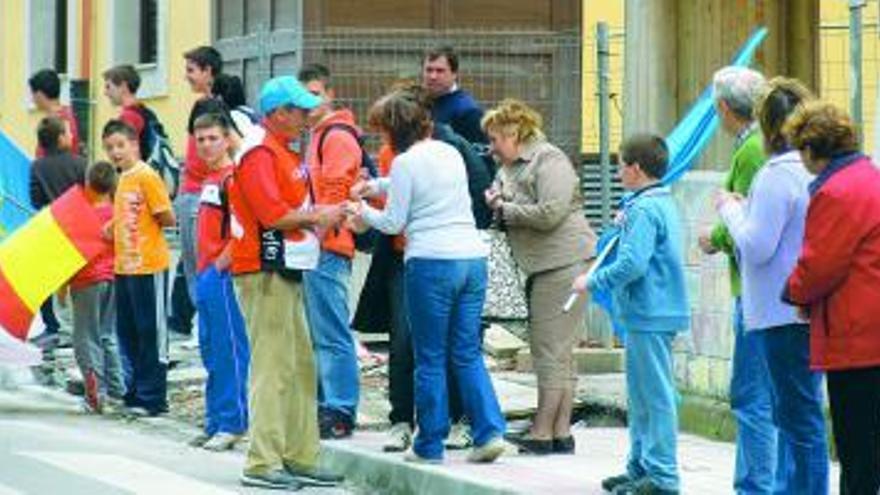 Público esperando a Lisardo, en Collanzo, cerca de su Casomera natal.
