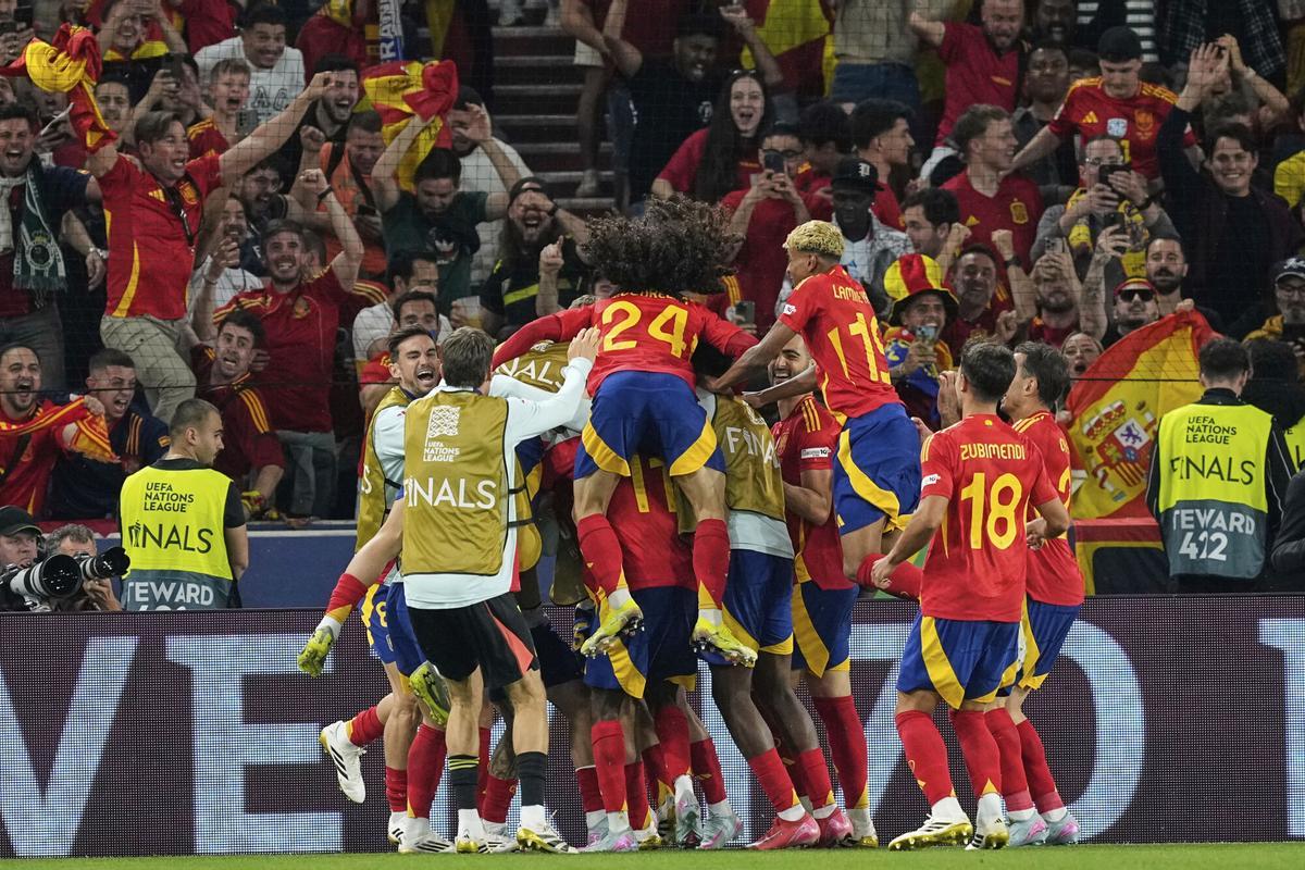 Celebración de la selección española después del gol de Pedri.