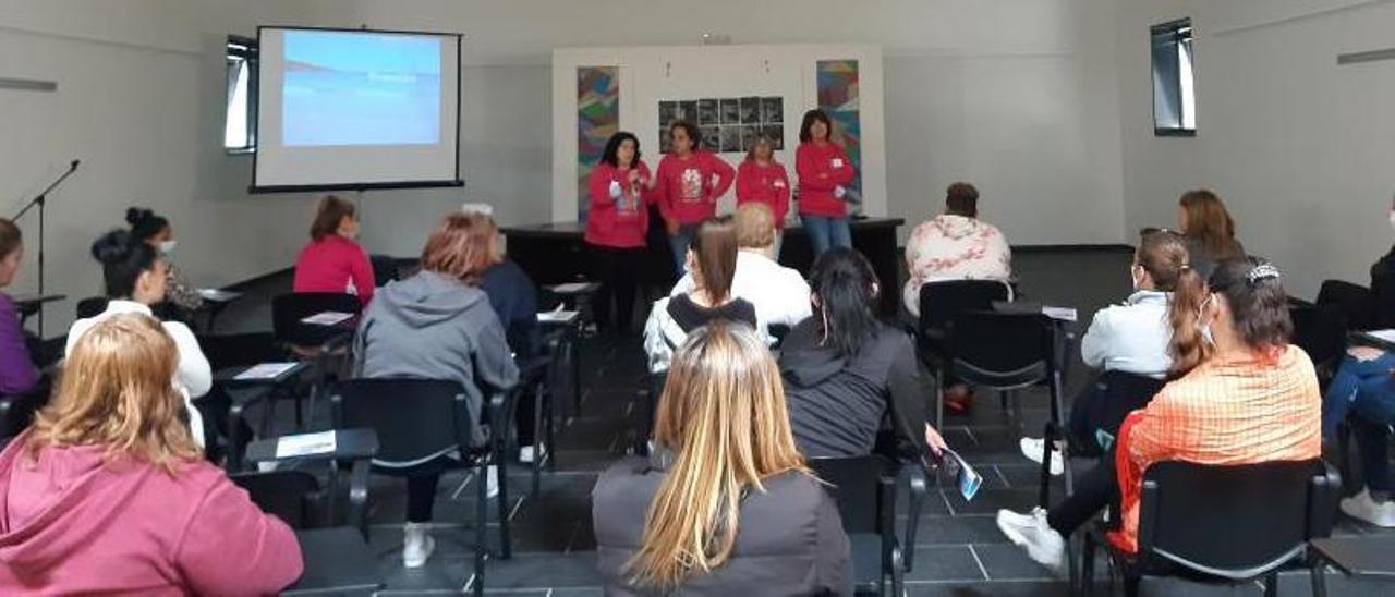 Un momento de la charla con las internas con la intervención de las voluntarias de Adicam.  // ADICAM