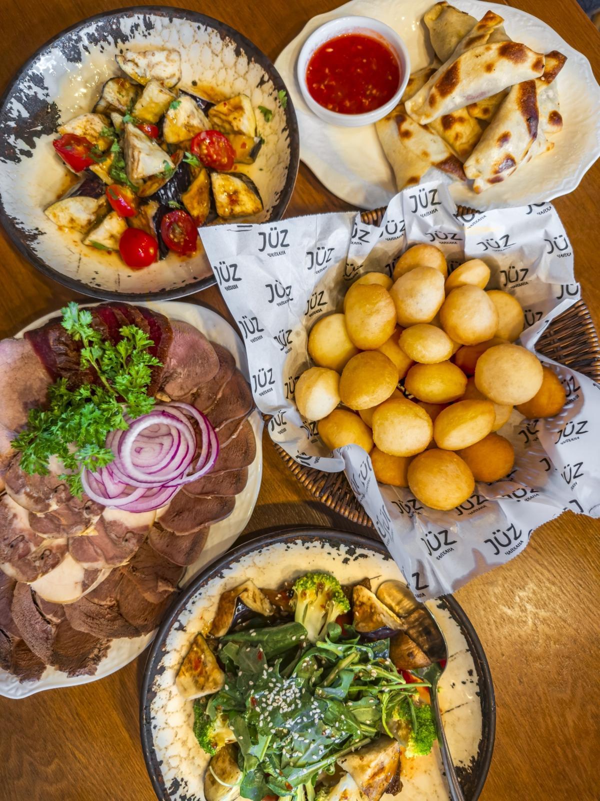 Propuestas gastro del restaurante Juz Chaykhana de Almaty.