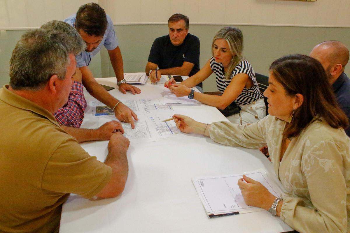 José Luis Villanueva, a la izquierda, en una reunión para planificar el control de calidad de las aguas de Carril.