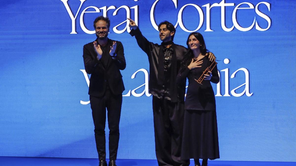 Yerai Cortés y La Tania recogen el galardón de manos del director de ADDA Simfònica, Josep Vicent.