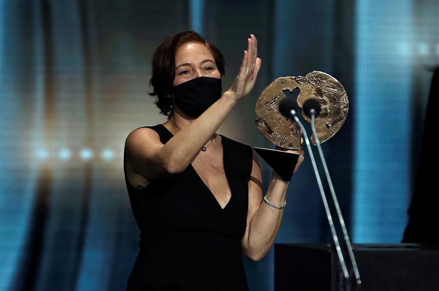 La productora Valerie Delpierre tras recibir el premio a "Mejor largometraje de ficción o animación" por "Las Niñas" durante la entrega de los "Premios Forqué" que se celebra hoy Sábado en el Palacio Municipal de IFEMA de Madrid.