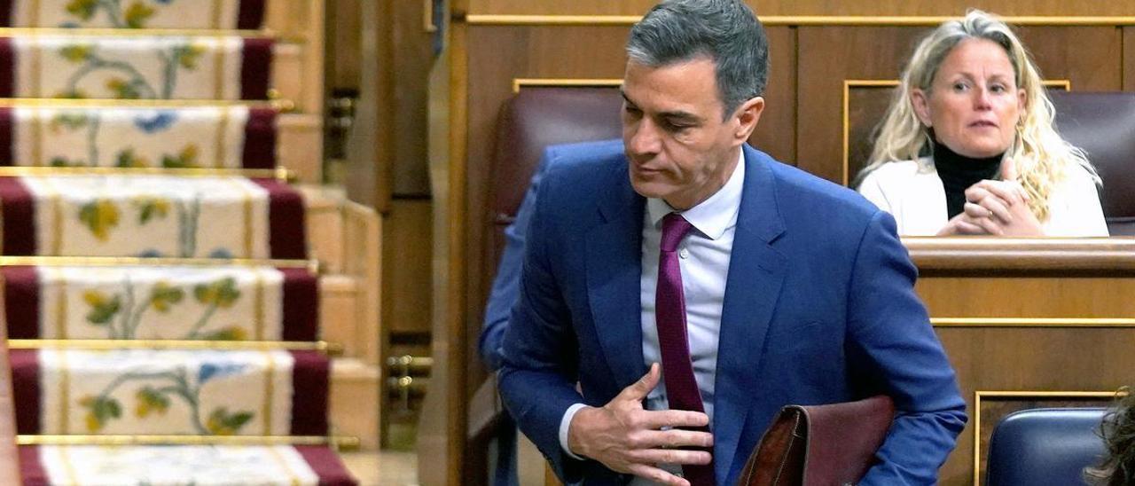 El presidente del Gobierno, Pedro Sánchez, abandona el hemiciclo durante la sesión de control al Gobierno celebrada este miércoles.