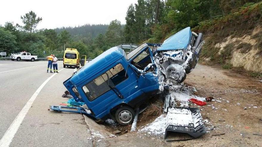 Así quedó la furgoneta tras el accidente ocurrido ayer por la mañana en Cortegada.  // FdV