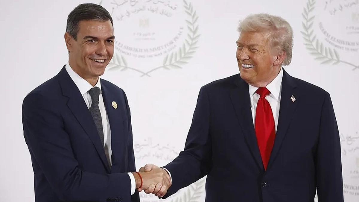 Imagen de archivo de Pedro Sánchez y Donald Trump durante la ceremonia de bienvenida de la Cumbre de Paz de Gaza.