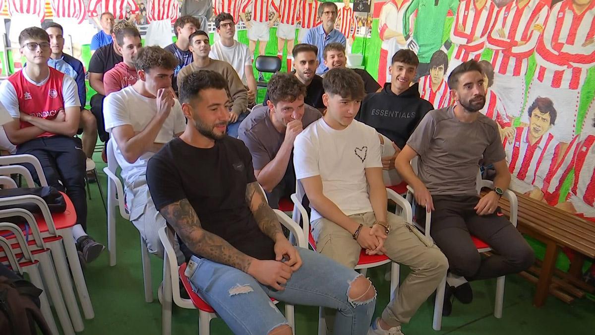 Los jugadores de la Unió Esportiva Vic esperan saber su rival durante el sorteo de la Copa del Rey