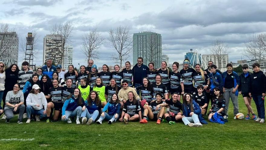 La plantilla del CRAT posa después del partido junto a las jugadoras del HC Coruña de hockey sobre patines.