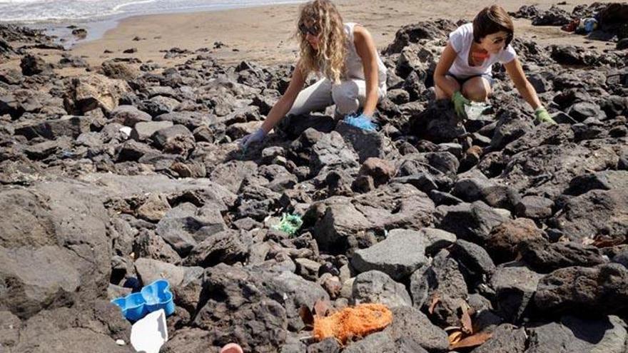 Magali Brincat (d) y Lucilla Bellini (i) realizan collares, pendientes, broches y pulseras con material reciclado, con el plástico que encuentran en el mar que baña Tenerife.