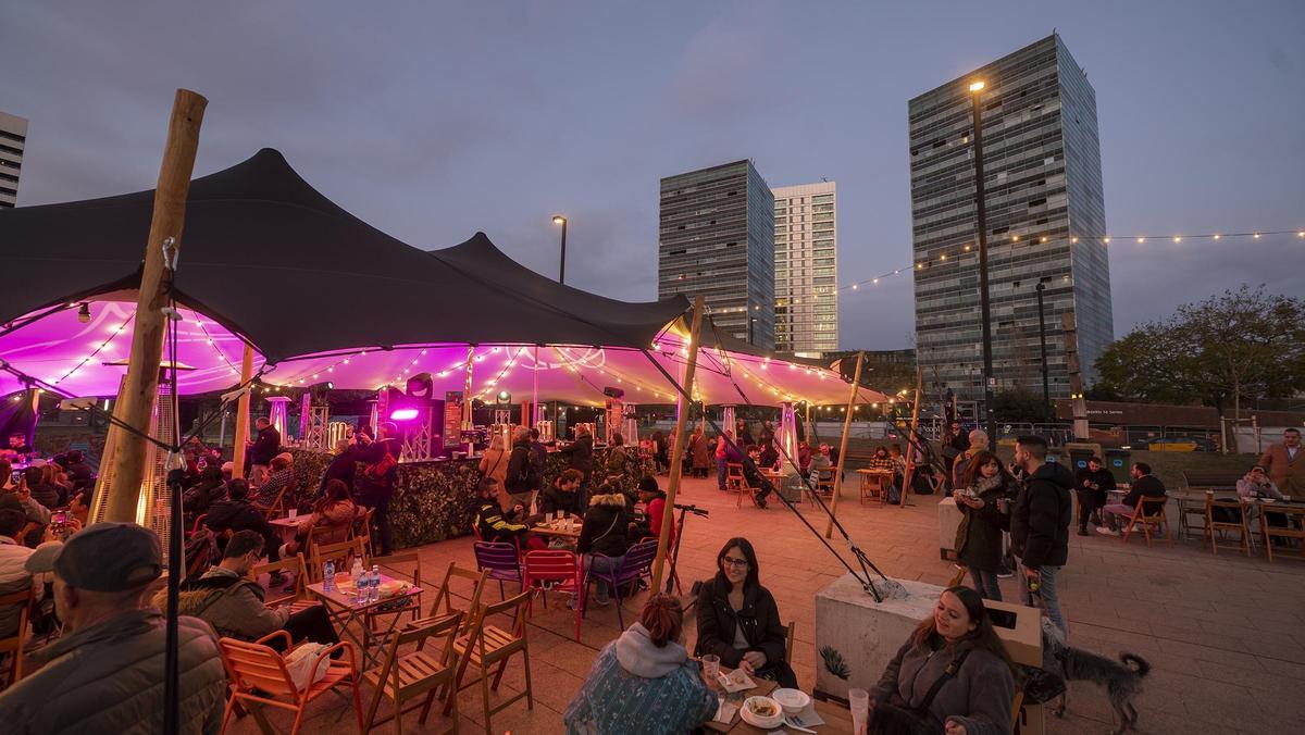 Ambiente en el Village de la plaza Europa, junto al Mobile World Congress