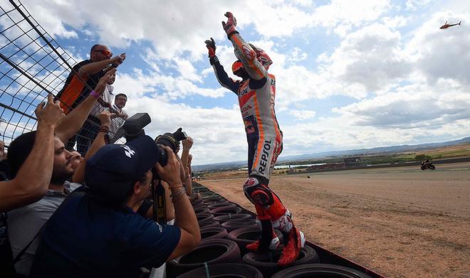 El piloto del equipo Repsol Honda Marc Márquez celebra tras ganar la carrera de MotoGP del Moto Grand Prix de Aragón en el circuito de Motorland en Alcañiz.