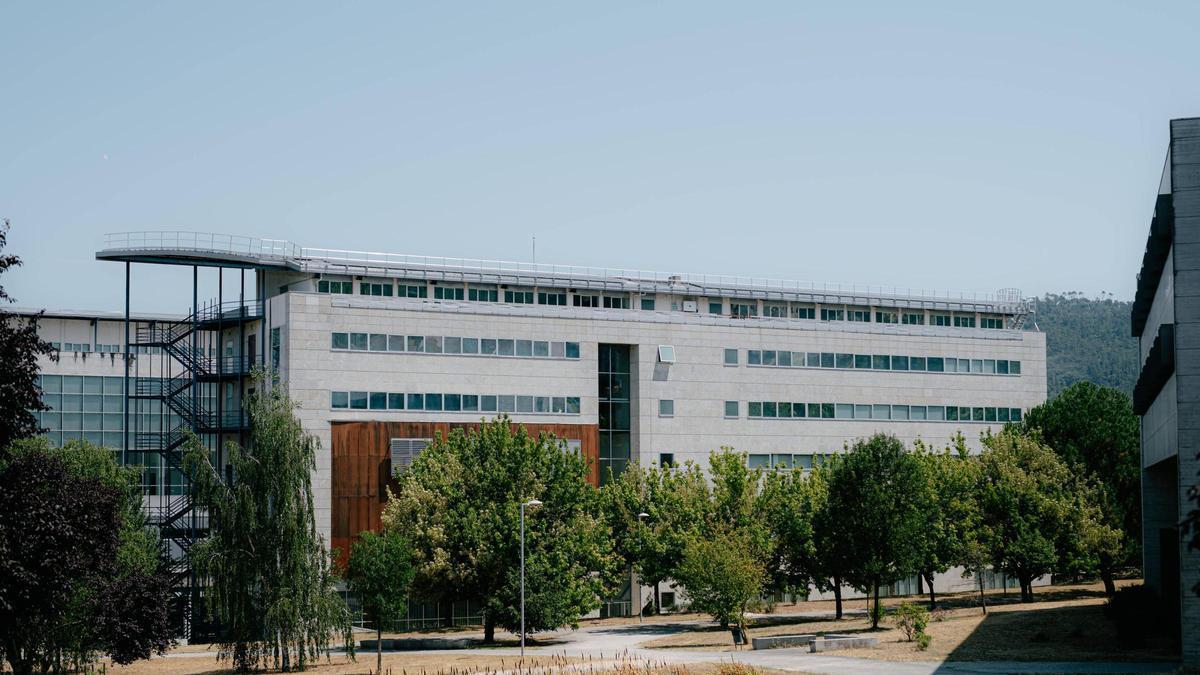 Campus universitario de Ourense, con el edificio jurídico empresarial en el medio de la imagen.