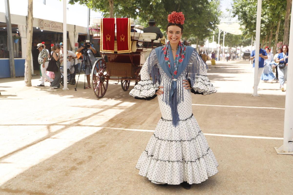 Cordobesas y visitantes lucen sus trajes de gitana en El Arenal
