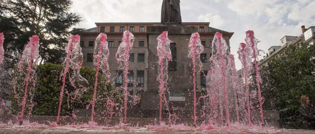 El agua de la fuente de Concepción Arenal, ayer brotó de color rosa. // Brais Lorenzo