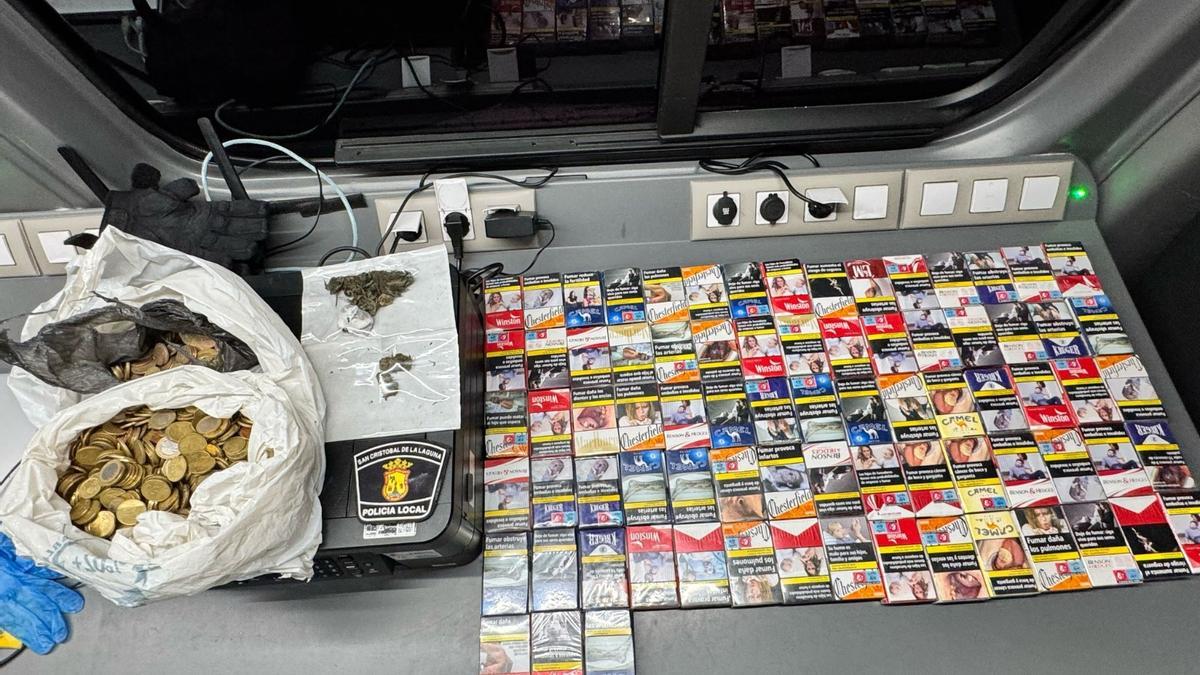 Cajetillas de tabaco, monedas y droga halladas en un coche en El Rocío