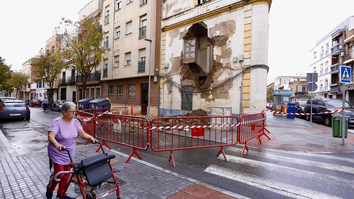 Fachada derrumbada en un edificio en el barrio de Huerta de la Reina.