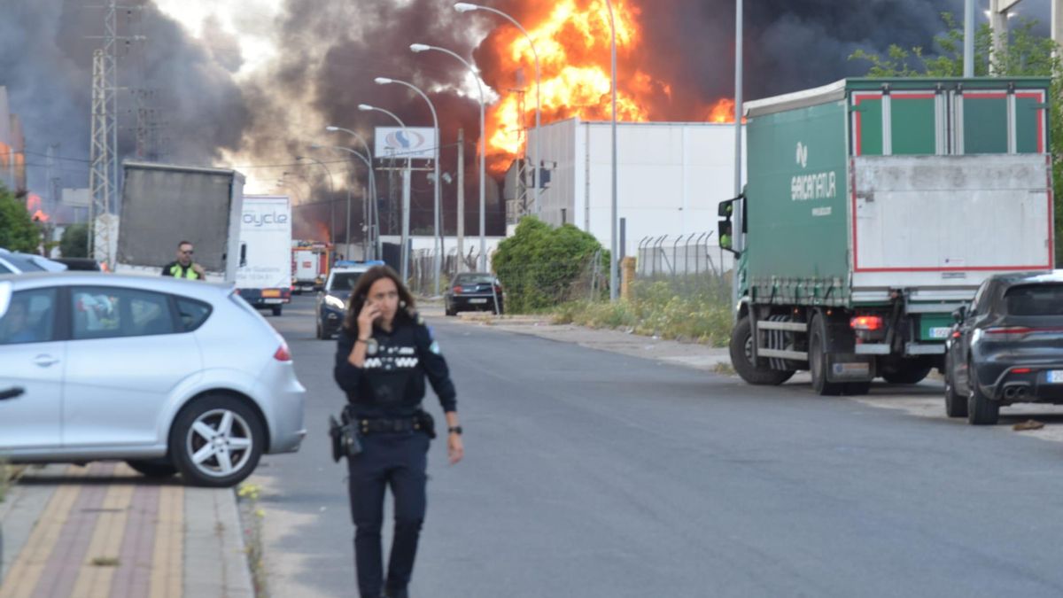 Incendio en una nave industrial de Alcalá de Guadaíra