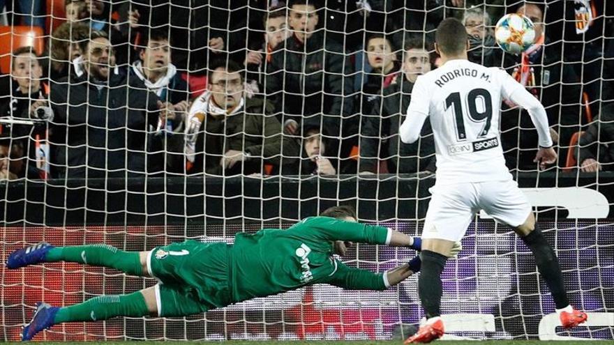 El ‘hat-trick’ de Rodrigo hace estallar de júbilo a Mestalla