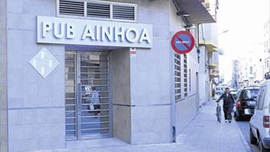 Apuñala y secciona la femoral a  un cliente en un pub de Vila-real