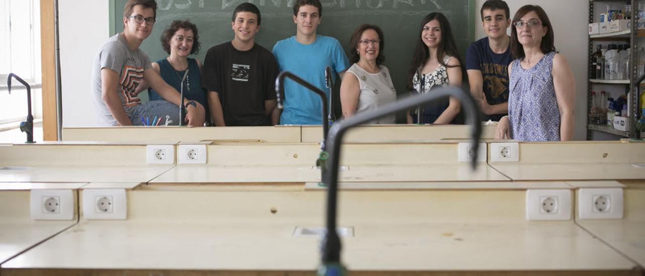 Joan Capilla, Marcos Iturralde, Yoel Melul, Andrea Gallén e Ignacio García junto a las profesoras Manuela Segura, Rosa Salvador y Desideria Amela.