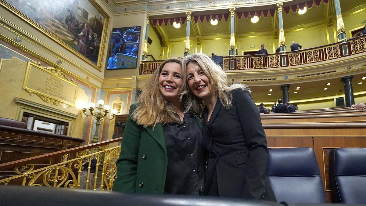 La vicepresidenta del Gobierno, Yolanda Díaz, y la coordinadora de los Comuns y diputada, Candela López, en el Congreso de los Diputados.
