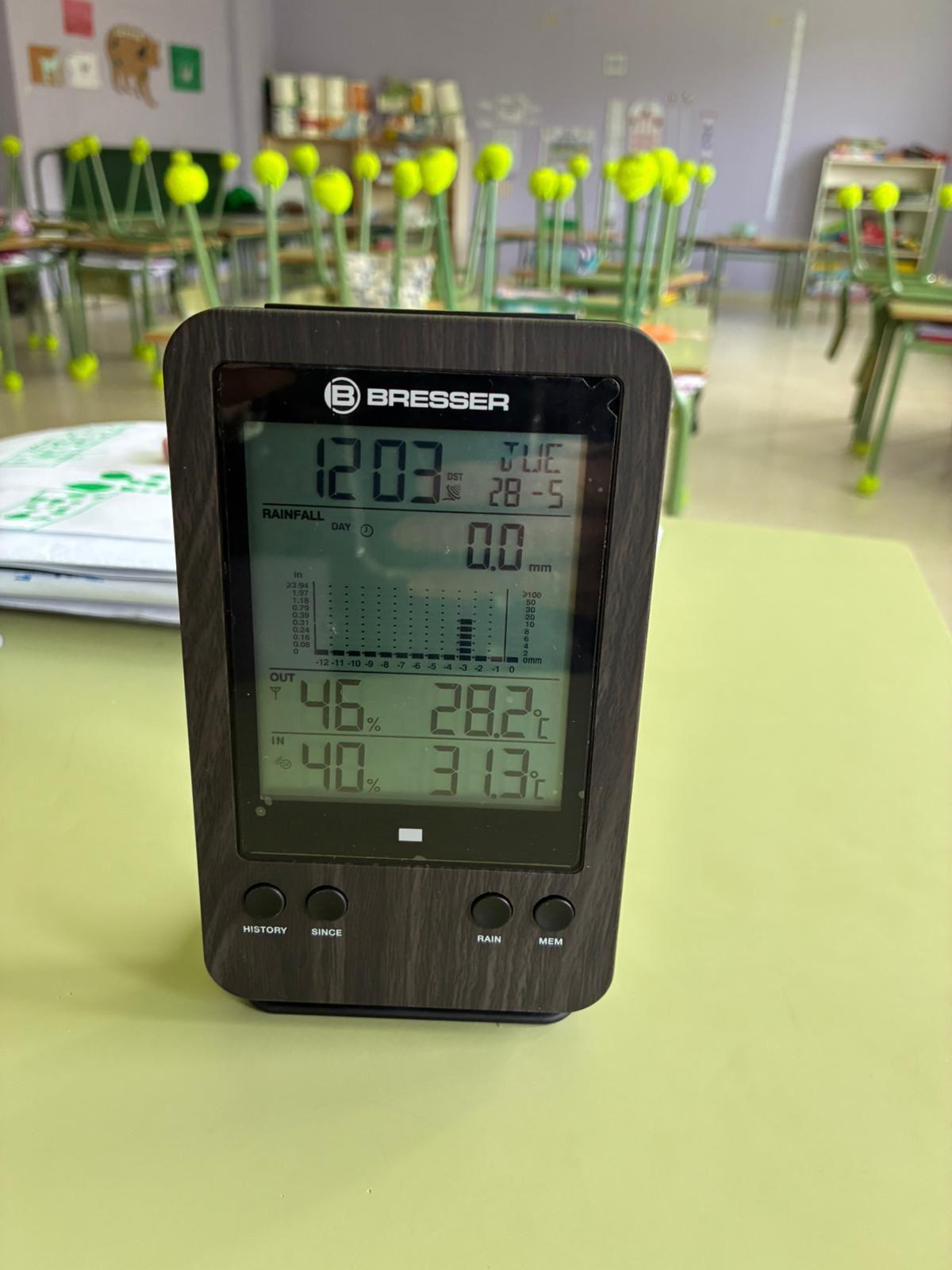 Termómetro en un aula del colegio Vega de Guceo, en Turón, este miércoles, que marca 28,2 grados en el exterior y 31,3 en el interior