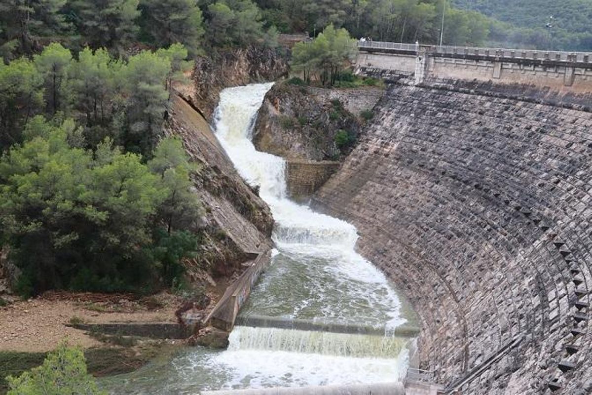 Salida de agua del embalse.