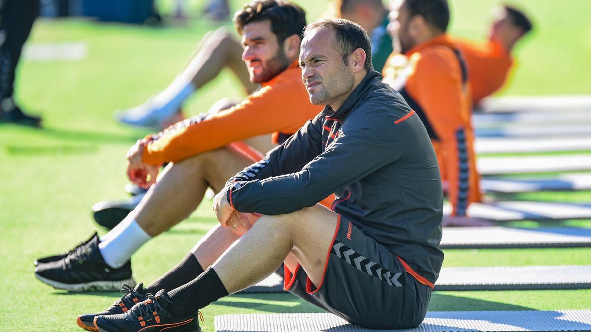 El delantero del Elche Nino y el defensa Barragán en el entrenamiento de este jueves.