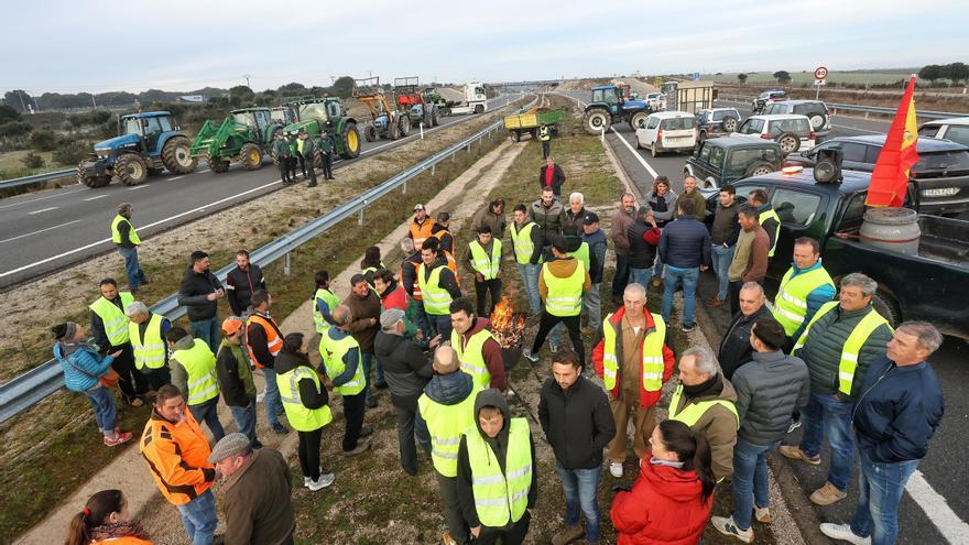 GALERÍA: Los agricultores cortan la A-62 cerca de la frontera con Portugal