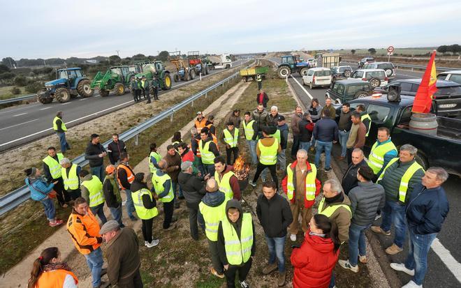 GALERÍA: Los agricultores cortan la A-62 cerca de la frontera con Portugal