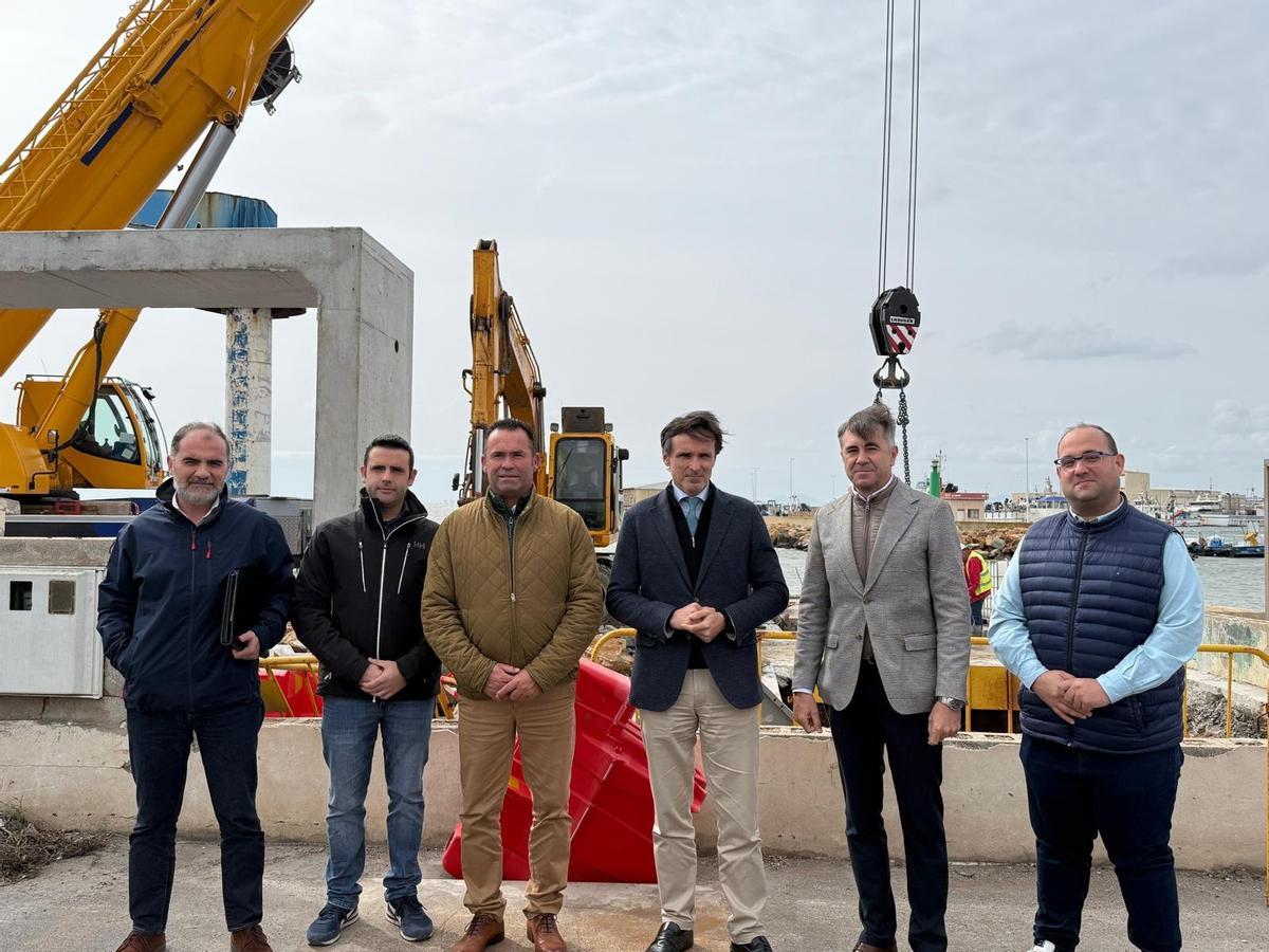 El consejero de Fomento e Infraestructuras, Jorge García Montoro, supervisa junto al alcalde de San Pedro del Pinatar, Pedro Javier Sánchez, las obras de renovación de infraestructuras hidráulicas para la mejora ambiental del puerto pesquero de San Pedro