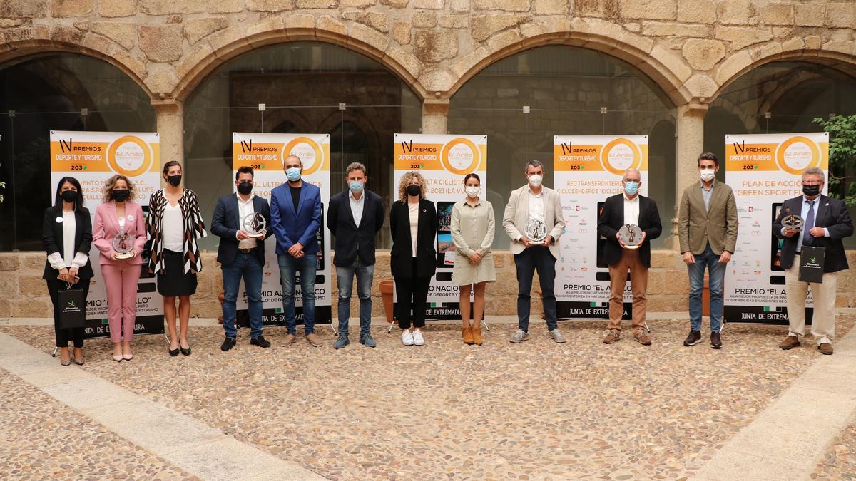 Los galardonados, con sus estatuillas de los Premios Deporte y Turismo, ayer, en el Complejo Cultural San Francisco.