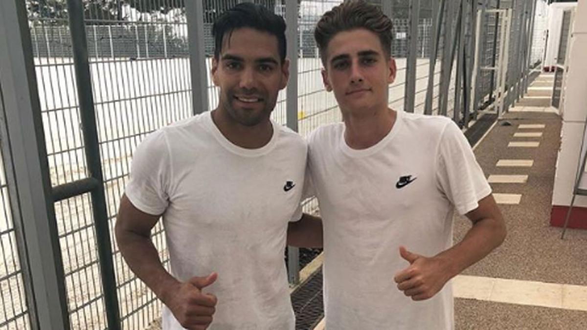 Robert Navarro se ha integrado perfectamente al Mónaco. En la foto, con Radamel Falcao