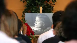 Unas 300 personas despiden a Rosa Regàs en una ceremonia laica y con los acordes del Himno de Riego