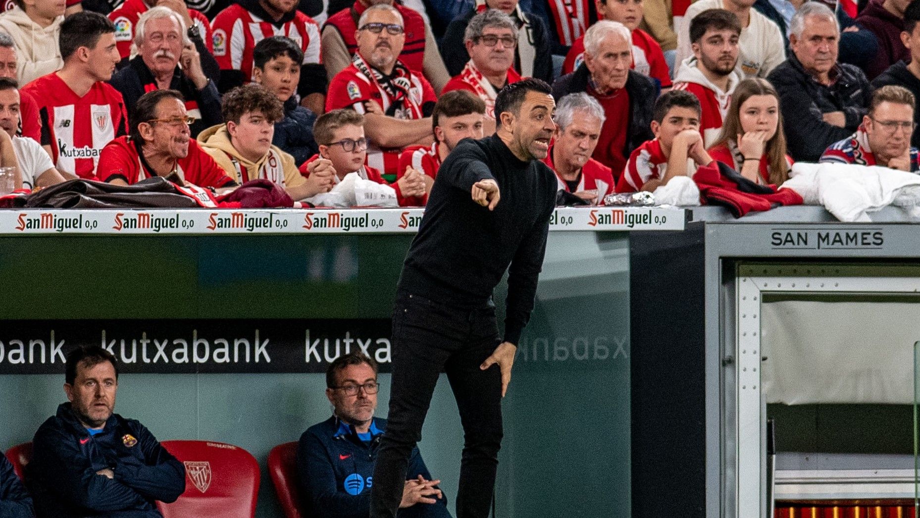 Xavi da instrucciones a sus jugadores durante el Athletic-Barça en San Mamés.