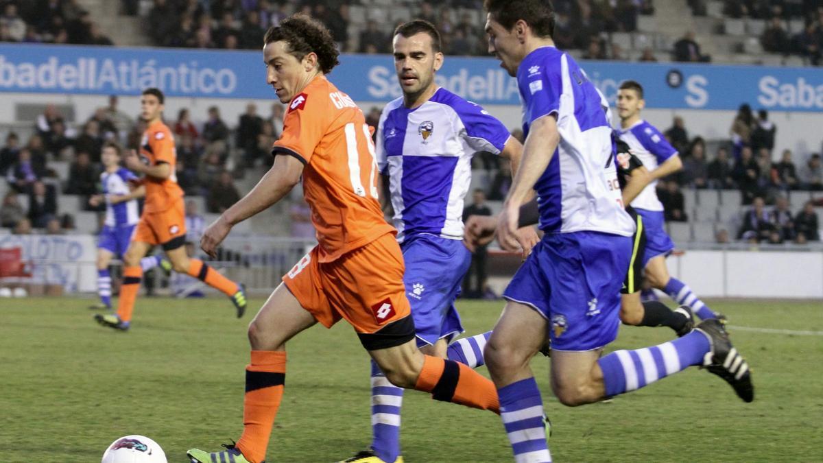 Andrés Guardado avanza ante dos jugadores rivales.