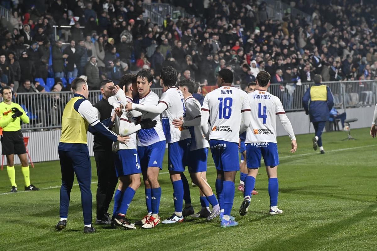 Los jugadores del CD Ebro celebran un gol al Atlético Osasuna en el Ibercaja Estadio.